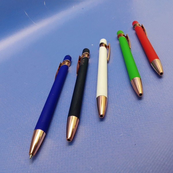 Металлическая шариковая ручка ROSES с деталями из розового золота, покрытие софт-тач, цвет в ассортименте